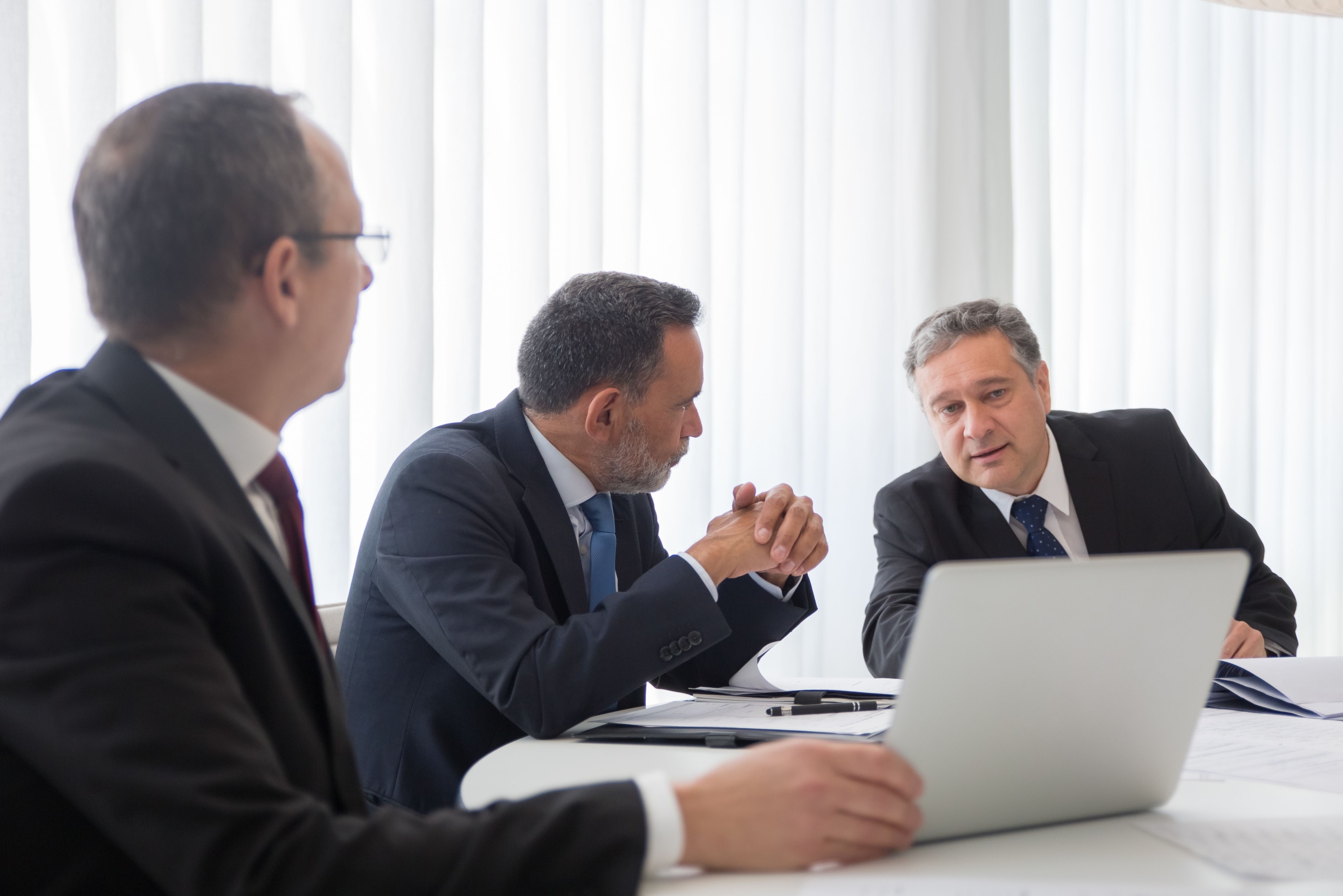 Ejecutivos en reunión de negocios inmobiliarios